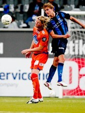 Thomas Rogne i kamp mot Aafks Tor Hogne Aarøy (Foto: Stian Lysberg Solum/Scanpix) Thomas Rogne i kamp mot Aafks Tor Hogne Aarøy (Foto: Stian Lysberg Solum/Scanpix)