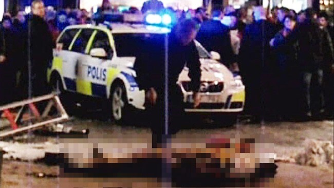Politiet dekker til den døde mannen i Stockholm (sladdet) (Foto: Malin Andren, aveny.se/malin)