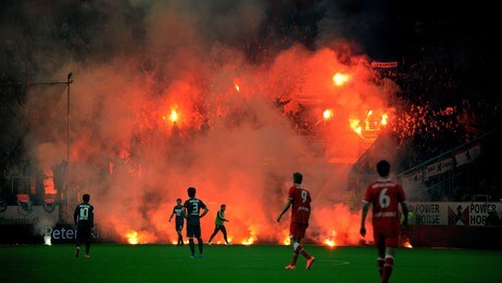 Hertha Berlin-fans stormet banen (Foto: PATRIK STOLLARZ/Afp) Hertha Berlin-fans stormet banen (Foto: PATRIK STOLLARZ/Afp)