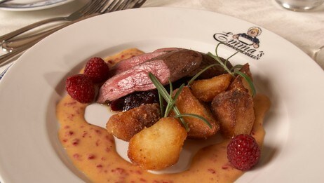Stekt reinsdyrfilet av kalv, bringebær hollandaise og olivenstekte poteter (Foto: Audun Iversen) Stekt reinsdyrfilet av kalv, bringebær hollandaise og olivenstekte poteter (Foto: Audun Iversen)