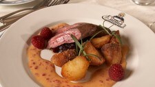 Stekt reinsdyrfilet av kalv, bringebær hollandaise og olivenstekte poteter (Foto: Audun Iversen)