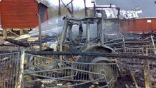 UTBRENT: Låven brant ned til grunnen og en traktor ble helt utbrent. (Foto: Ingar Andreassen)