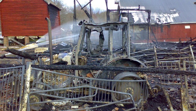 UTBRENT: Låven brant ned til grunnen og en traktor ble helt utbrent. (Foto: Ingar Andreassen) UTBRENT: Låven brant ned til grunnen og en traktor ble helt utbrent. (Foto: Ingar Andreassen)