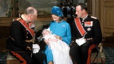 Kong Olav, kronprinsesse Sonja med dåpsbarnet, prins Haakon Magnus og kronprins Harald.  (Foto: Thorberg, Erik/Scanpix)