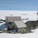 Drømmedag ved Fonnabu. Ikke et vindpust. Her ser vi steinbuen og gamlehytten og breen bak.