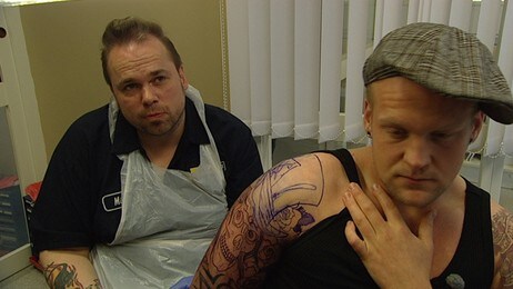 Thomas Brudvik merker Per Erik Paus for livet. (Foto: Arne Frank/NRK)