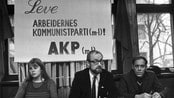 Bilde av stiftelseskonferanse til AKP-ml i 1973. Partiformann Sigrud Allern (i midten) flankert av Synne Holan og Kjell Pettersen. AKP-ml er en del av Rød Valgallianse.