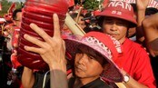 Thaksin-tilhengere med blodflasker (Foto: Sakchai Lalit/Scanpix/AP)