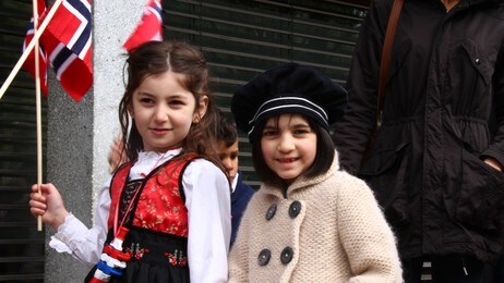Katie og Zahra, 6 år, øver på 17. mai-toget (Foto: Jonas Sætre/NRK) Katie og Zahra, 6 år, øver på 17. mai-toget (Foto: Jonas Sætre/NRK)