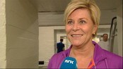 Flere velgere ønsker blå regjering 2013 - FrPs leder Siv Jensen samler krefter på treningssenteret til valgkampen før stortingsvalget 2013. Meningsmålingene tyder på at de konservative (blå) partiene kan vinne, men mange velgere bestemmer seg ikke før nærmere valgdagen i september.

Siden ingen politiske partier er store nok til å danne regjering alene, må folk velge mellom to  alternativer i 2013: Enten en blå samarbeidsregjering (koalisjon) av Høyre, Fremskrittspartiet (FrP), Kristelig Folkeparti (KrF) og Venstre (V), eller en såkalt rødgrønn regjering av Arbeiderpartiet (AP), Sosialistisk Venstreparti (SV) og Senterpartiet (SP).

En slik rødgrønn regjering har styrt landet siden 2005.

