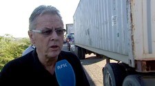 Petter Skauen på grensen mellom Haiti og Den dominikanske Republikk. (Foto: Karl Hans Johansen/NRK) Petter Skauen på grensen mellom Haiti og Den dominikanske Republikk. (Foto: Karl Hans Johansen/NRK)