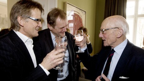 Kåre Willoch gratulerer legene Mads Gilbert (tv) og Erik Fosse. (Foto: Holm, Morten/SCANPIX) Kåre Willoch gratulerer legene Mads Gilbert (tv) og Erik Fosse. (Foto: Holm, Morten/SCANPIX)