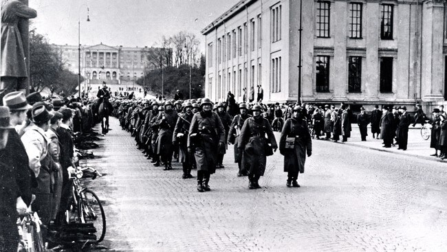 Tyskerne marsjerer på Karl Johan (Foto: Tyskerne marsjerer på Karl Johan (Foto: