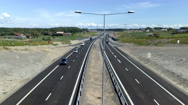 Trafikk på nye E18 (Foto: Yngve Tørrestad/NRK) Trafikk på nye E18 (Foto: Yngve Tørrestad/NRK)