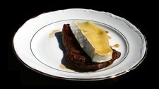 Grilla entrecote med brie. (Foto: Roy Raasholm Fauske/NRK) Grilla entrecote med brie. (Foto: Roy Raasholm Fauske/NRK)
