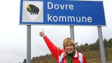 Linda Eide med skilt til Dovre kommune (Foto: Kristin Helgeland Hauge/NRK) Linda Eide med skilt til Dovre kommune (Foto: Kristin Helgeland Hauge/NRK)