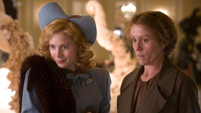 Amy Adams og Frances McDormand i 'Forvandling fryder'. (Foto: Foto/Copyright: SF Norge AS/Photo Credit: Kerry Brown) Amy Adams og Frances McDormand i 'Forvandling fryder'. (Foto: Foto/Copyright: SF Norge AS/Photo Credit: Kerry Brown)
