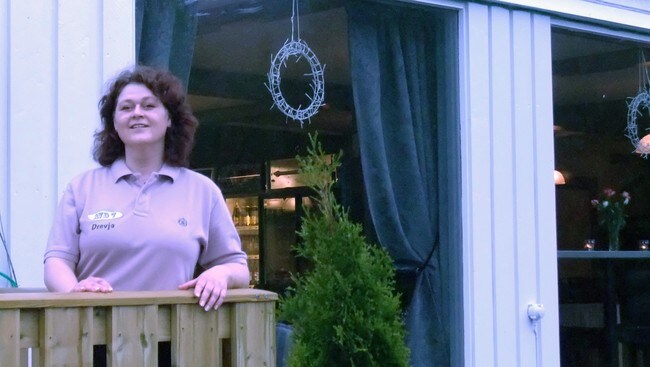 Mari Djuplastli foran restauranten sin (Foto: Jostein Pedersen/NRK) Mari Djuplastli foran restauranten sin (Foto: Jostein Pedersen/NRK)
