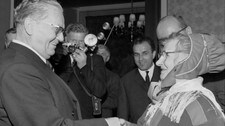 Mamma Karasjok Kirsten Svineng og Josif Broz Tito (Foto: Hordnes, Arild/SCANPIX) Mamma Karasjok Kirsten Svineng og Josif Broz Tito (Foto: Hordnes, Arild/SCANPIX)
