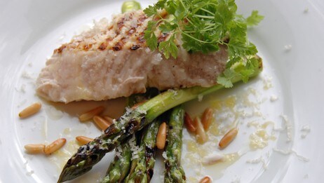 Grillet kveite med asparges (Foto: Tone G. Johannesen/NRK)