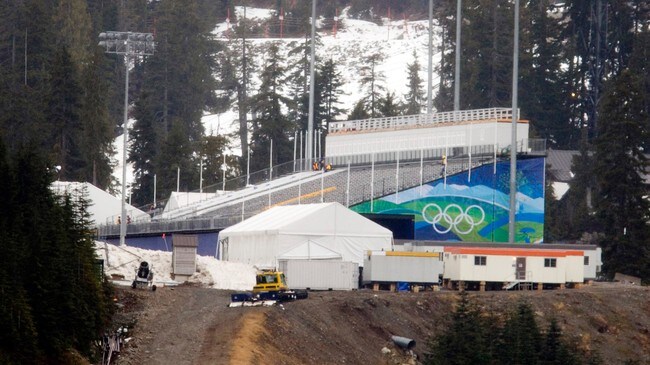 Snøfattig rundt hovedtribunen i Cypress Mountain. (Foto: Jonathan Hayward/Scanpix/AP)