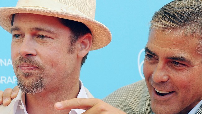 Brad Pitt og George Clooney (Foto: ALBERTO PIZZOLI/AFP)