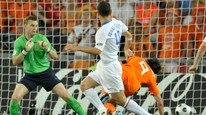 Ruud van Nistelrooy setter inn 1-1 (Foto: Laurent Gillieron/AP) Ruud van Nistelrooy setter inn 1-1 (Foto: Laurent Gillieron/AP)