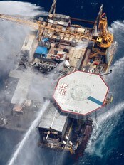 Båter sprayer vann på olje- og gassplattformen (Foto: Gerald Herbert/Ap) Båter sprayer vann på olje- og gassplattformen (Foto: Gerald Herbert/Ap)