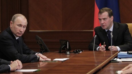 Russland: Medvedev (midten) og Putin (t.v.) (Foto: Mikhail Klimentyev/RIA Novosti) Russland: Medvedev (midten) og Putin (t.v.) (Foto: Mikhail Klimentyev/RIA Novosti)