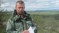 Jostein Fløgstad fra fylkesmannen på befaring i Øvre-Anarjok (Foto: Mika Saijets/NRK )