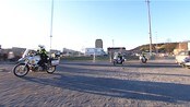 Vålerenga-casuals barker sammen med Lillestrøm supporterne - Nærmere 40 Vålerenga-casuals dukket opp på Grorud i dag og barket sammen med enkelte Lillestrøm-supportere. Politi og vakter måtte gripe inn for å avverge masseslagsmål. Reporter: Mads Håby. Redigering: Inger Kristine Lee