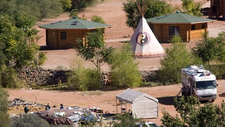 Etterforskere på stedet der to personer døde i «svettehytter» i Arizona (Foto: The Arizona Republic/Tom Tingle/Scanpix/AP)