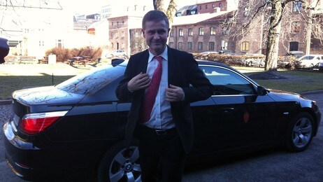 Erik Solheim ankommer Miljøverndepartementet for siste gang som miljøvernminister (Foto: David Krekling/NRK) Erik Solheim ankommer Miljøverndepartementet for siste gang som miljøvernminister (Foto: David Krekling/NRK)
