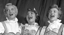 Nora Brockstedt sammen med Inger Jacobsen og Sølvi Wang. (Foto: Storløkken, Aage/SCANPIX) Nora Brockstedt sammen med Inger Jacobsen og Sølvi Wang. (Foto: Storløkken, Aage/SCANPIX)