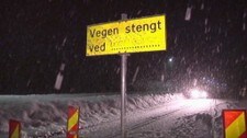 Veien er nattestengt (Foto: Eirik Haukenes/NRK)