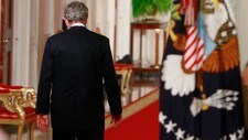 George Bush går ut fra sin avskjedstale (Foto: JASON REED/REUTERS)