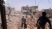 Syrere undersøker bombede byninger i Qusair