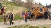 Sjelden farkost på veien i Rissa - Med hester og ungdommelig kraft dras den nybygde fembøringen "Skårungen" langs veien og ned til fjorden i Stadsbygda.