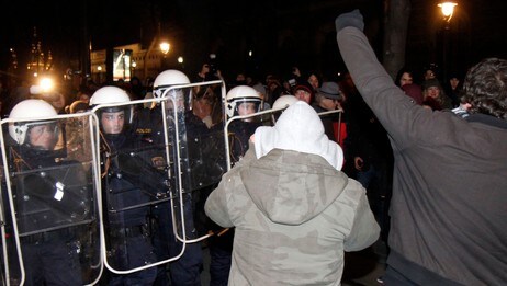 Demonstrasjon Wien (Foto: Ronald Zak/Ap)