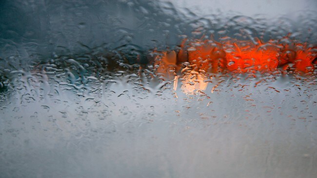 Regn på frontrute (Foto: Steinar Lote/NRK) Regn på frontrute (Foto: Steinar Lote/NRK)