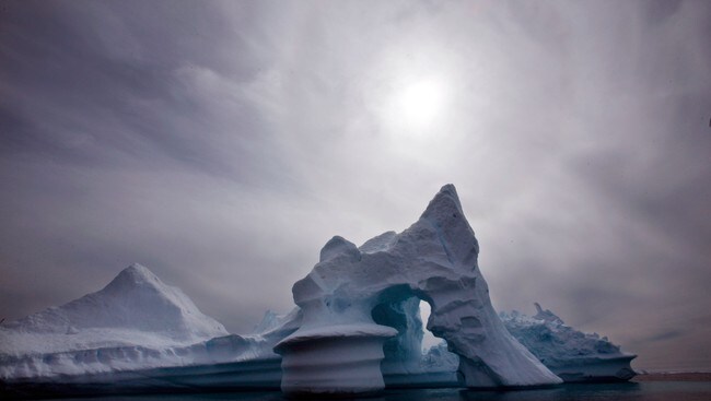 Smeltende is i Arktis (Foto: JOHN MCCONNICO/AP)