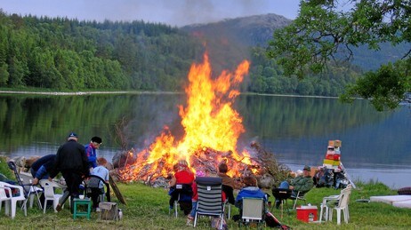 St. Hansbål ved Naklingsvatnet i Nærøy (Foto: Peter M. Laugen) St. Hansbål ved Naklingsvatnet i Nærøy (Foto: Peter M. Laugen)