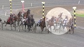 Her slår kusken motstanderens hest - Her slår kusken motstanderens hest. "Offeret" gikk over i gallopp og hadde ingen sjanser på oppløpet.