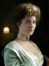 Dronning Maud (Maria Bonnevie) (Foto: Ole Kaland/NRK)