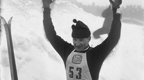 Bjørn Wirkola ble båret på gullstol etter seieren i Holmenkollen i 1966-VM. (Foto: Scanpix/SCANPIX) Bjørn Wirkola ble båret på gullstol etter seieren i Holmenkollen i 1966-VM. (Foto: Scanpix/SCANPIX)