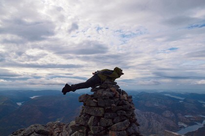 Bildet er tatt på toppen av Heilhornet (1058 meter høyt) i Bindal i Nordland 4. september i år. Da hadde jobben (Helse Nord-Trøndelag) tur dit, med ca 50 deltakere, og rundt 30 gikk helt opp på toppen.