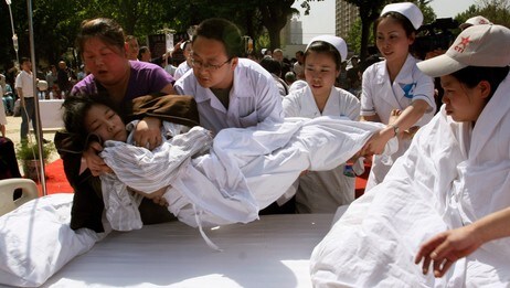 Pasient evakueres fra sykehus i Xi an (Foto: BEN RUAN/REUTERS) Pasient evakueres fra sykehus i Xi an (Foto: BEN RUAN/REUTERS)
