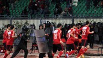 EGYPT-SOCCER/VIOLENCE Riot police guard Al Ahli soccer players as they flee Port Said Stadium (Foto: STRINGER/Reuters) EGYPT-SOCCER/VIOLENCE Riot police guard Al Ahli soccer players as they flee Port Said Stadium (Foto: STRINGER/Reuters)