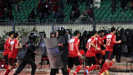 EGYPT-SOCCER/VIOLENCE Riot police guard Al Ahli soccer players as they flee Port Said Stadium (Foto: STRINGER/Reuters) EGYPT-SOCCER/VIOLENCE Riot police guard Al Ahli soccer players as they flee Port Said Stadium (Foto: STRINGER/Reuters)