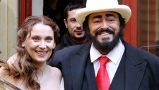 Luciano Pavarotti og kone nummer to Nicoletta Mantovani (Foto: MARCO VASINI/AP) Luciano Pavarotti og kone nummer to Nicoletta Mantovani (Foto: MARCO VASINI/AP)